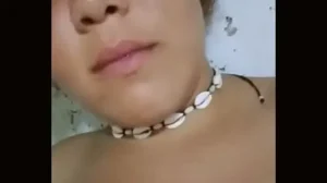 la puta de kehiry fuego llenando de saliva sus grandes y jugosas tetas como siempre esta tremenda puta gozando de sus ricas nenas 1731564125