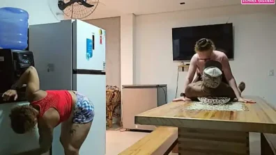 ENTEADA QUER TER RELAÇAO NA COZINHA MAS O SEXO TERMINA NO QUARTO