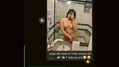 ME ENVIA UNA FOTO DESNUDA EN WHATSAPP Y ME INVITA A FOLLAR A ESCONDIDAS EN EL BAÑO ( REAL )